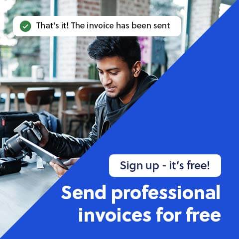 A young photographer making an invoice with the free invoicing software Conta