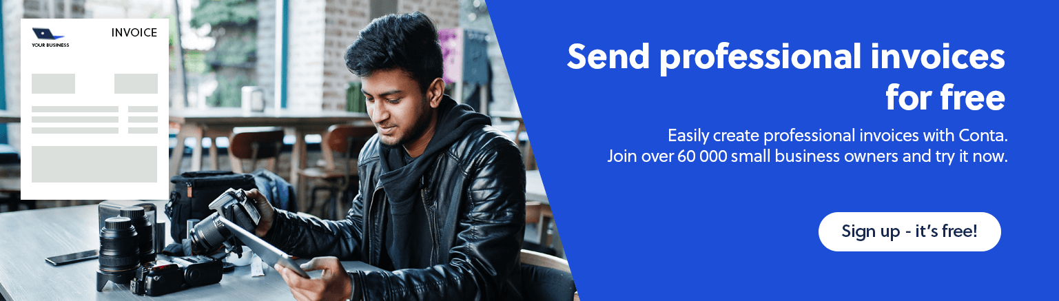 A young photographer making an invoice with the free invoicing software Conta