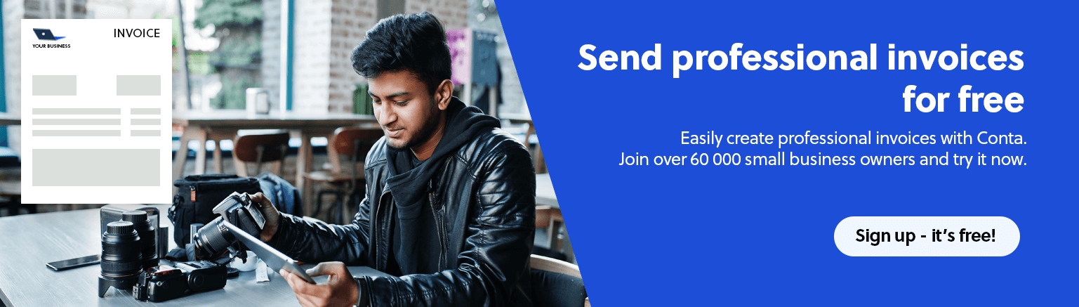 A young photographer making an invoice with the free invoicing software Conta