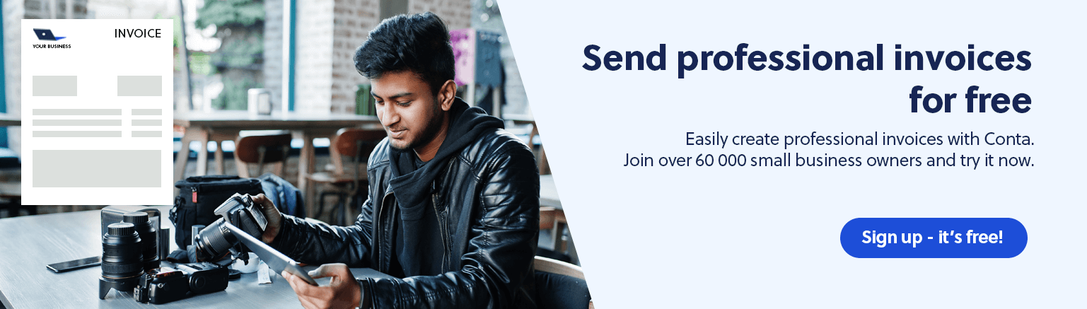 A young photographer making an invoice with the free invoicing software Conta