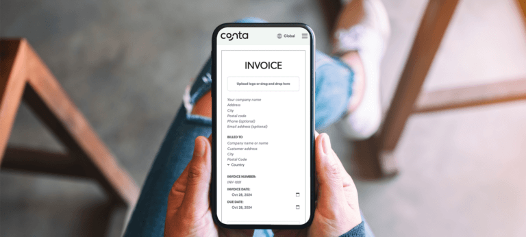 A person generating an invoice on their phone with the free invoice generator from Conta