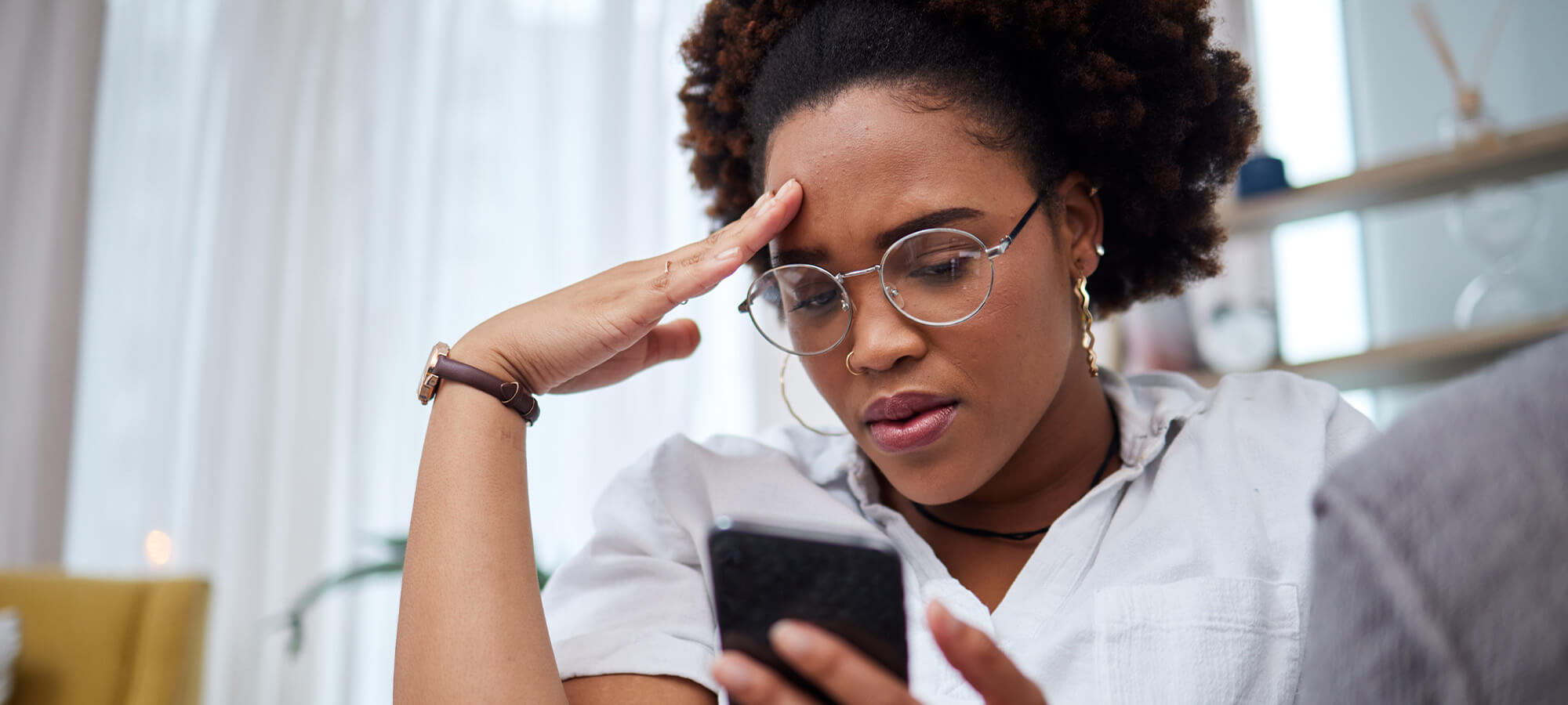 A woman on her phone reading about invoicing mistakes