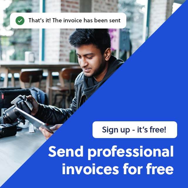 A young photographer making an invoice with the free invoicing software Conta