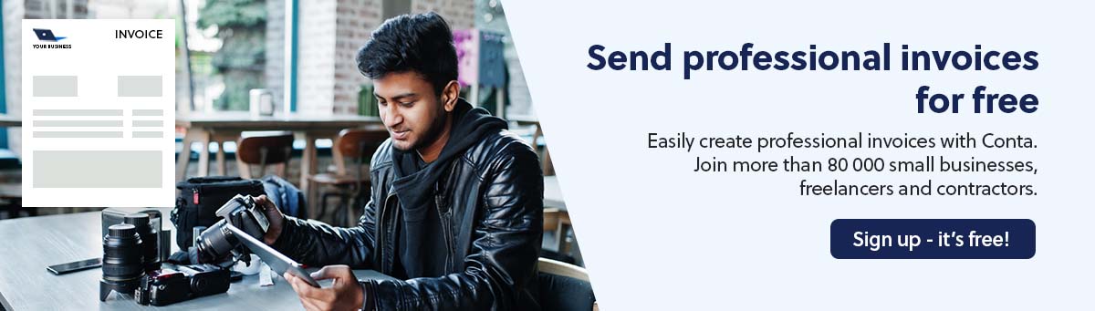 A young photographer making an invoice with the free invoicing software Conta